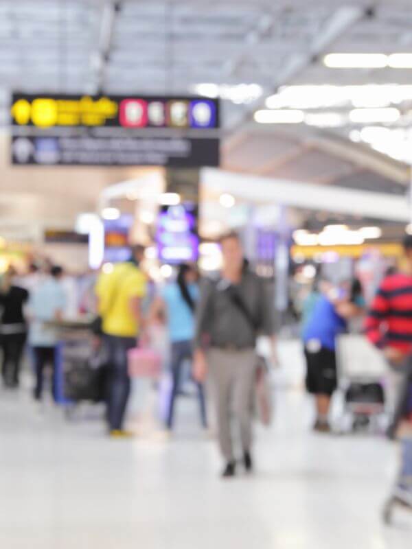 pasajeros en la terminal del aeropuerto