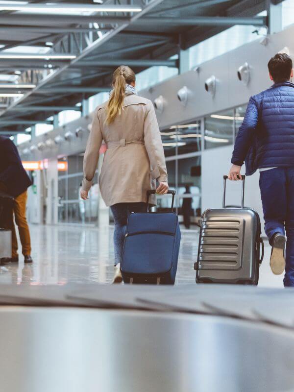 personas con maletas por el aeropuerto
